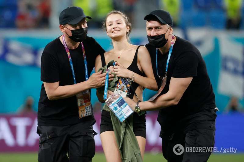 Девушка выбежала на поле