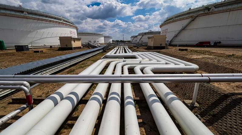 Доходы России от продажи нефти на экспорт уменьшились почти наполовину