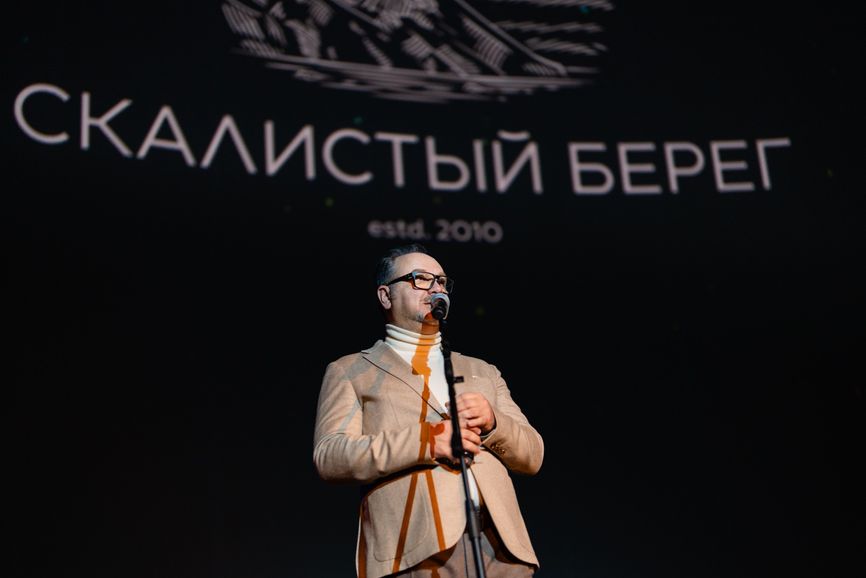 Анатолий Корнеев проводит презентацию винодельни Дмитрия Медведева в московском планетарии