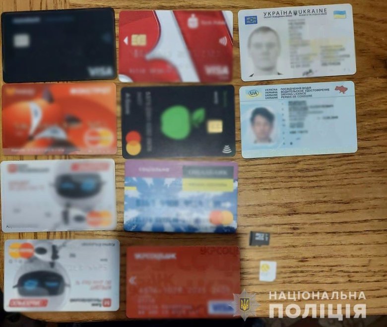 Подкладывали наркотики в посылку и вымогали деньги: в Киеве задержали банду, состоящую из таксистов и псевдополицейских 07
