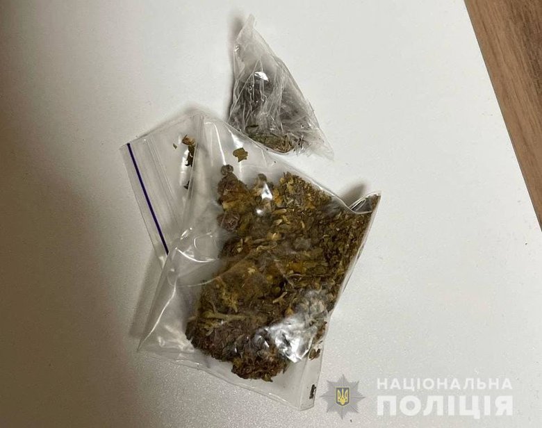 Подкладывали наркотики в посылку и вымогали деньги: в Киеве задержали банду, состоящую из таксистов и псевдополицейских 04