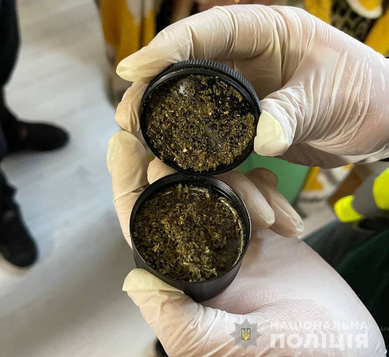 Подкладывали наркотики в посылку и вымогали деньги: в Киеве задержали банду, состоящую из таксистов и псевдополицейских 03