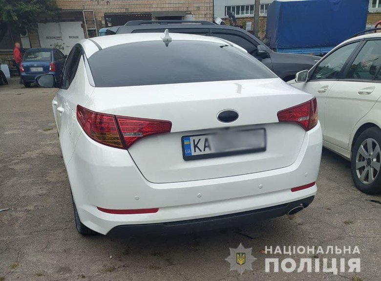 Подкладывали наркотики в посылку и вымогали деньги: в Киеве задержали банду, состоящую из таксистов и псевдополицейских 08