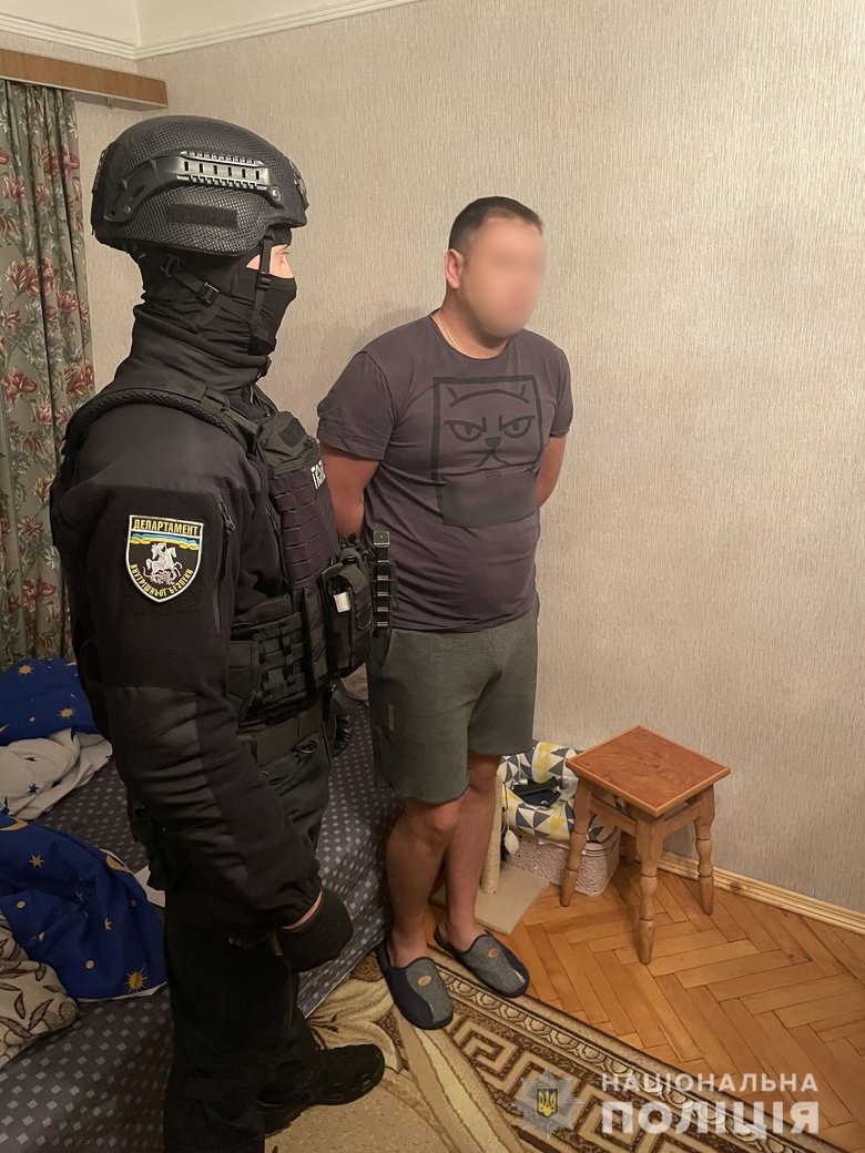Подкладывали наркотики в посылку и вымогали деньги: в Киеве задержали банду, состоящую из таксистов и псевдополицейских 02 rtiqhqiexixekmp