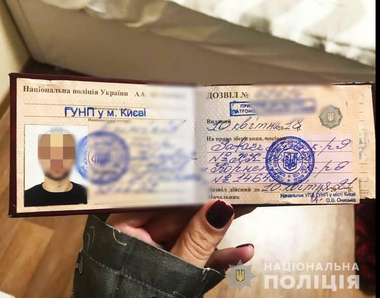 Подкладывали наркотики в посылку и вымогали деньги: в Киеве задержали банду, состоящую из таксистов и псевдополицейских 09