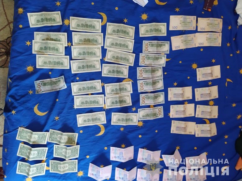 Подкладывали наркотики в посылку и вымогали деньги: в Киеве задержали банду, состоящую из таксистов и псевдополицейских 06