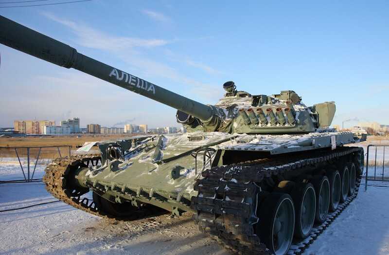 «Пушечное мясо»: в Якутске неизвестные прикрепили кусок сырого мяса к танку «Алеша»